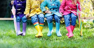 Kinder sitzen auf einer Bank, als Symbol für die Jugend- oder Sonntagsschule.