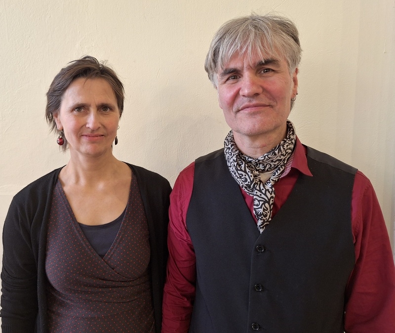 Porträt eines Mannes und einer Frau, möglicherweise Kirchenführer oder Mitarbeiter.