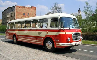 Ein historischer rot-weißer Bus der Evangelischen Kirchengemeinde Rathenow.