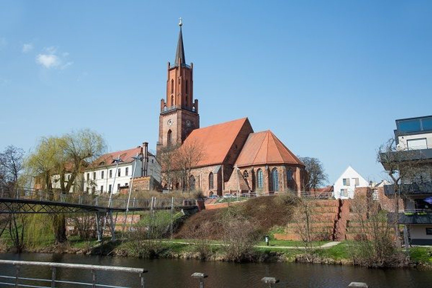 Die St. Marien-Andreas Kirche in Rathenow, von der Havel aus gesehen.