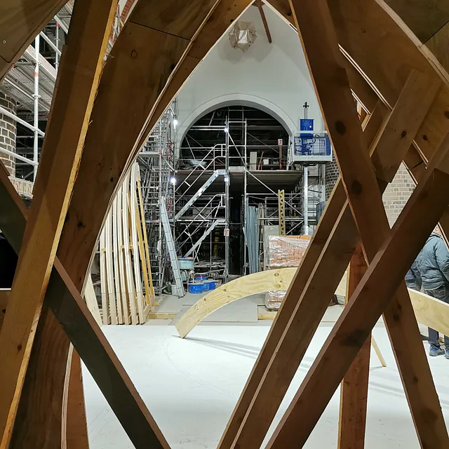 Blick auf die Kirchenrenovierung durch eine neue Holzkonstruktion.
