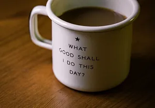 Eine Tasse mit dem Zitat: "Was Gutes soll ich heute tun?".