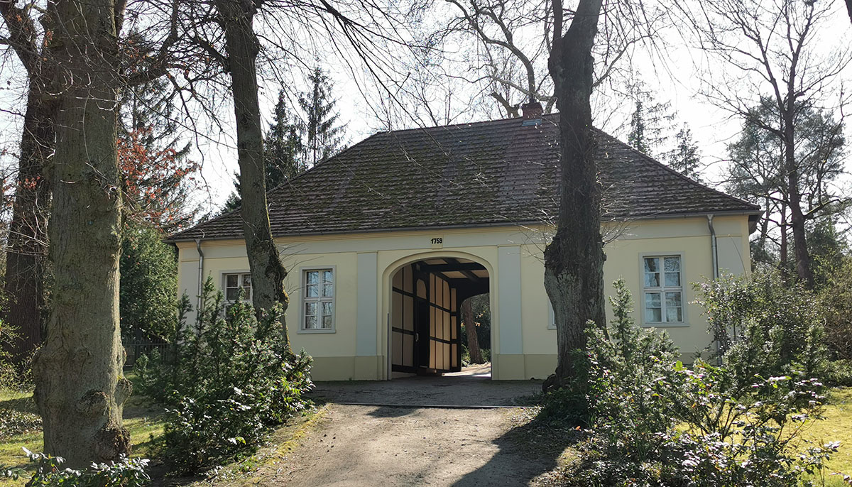 Ein kleines Gebäude von 1789 mit einem Torbogen, eventuell ein Gemeindehaus.