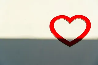 Ein rotes Herz, das die christliche Liebe zu Gott und zum Nächsten symbolisiert.