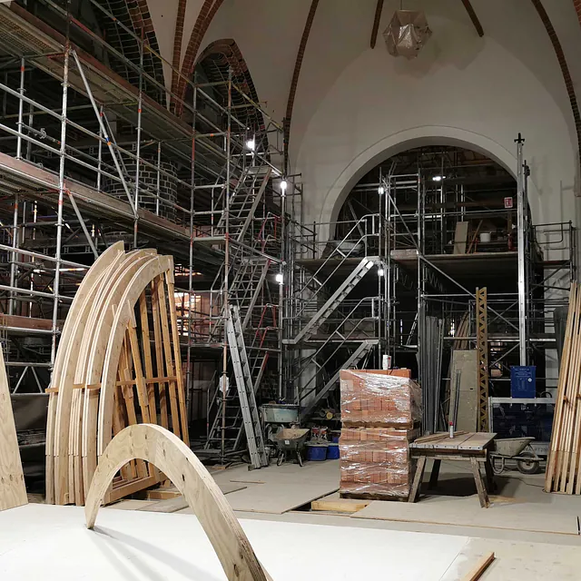 Kircheninneres in Renovierung mit Gerüsten und neuer Gewölbe-Holzkonstruktion.