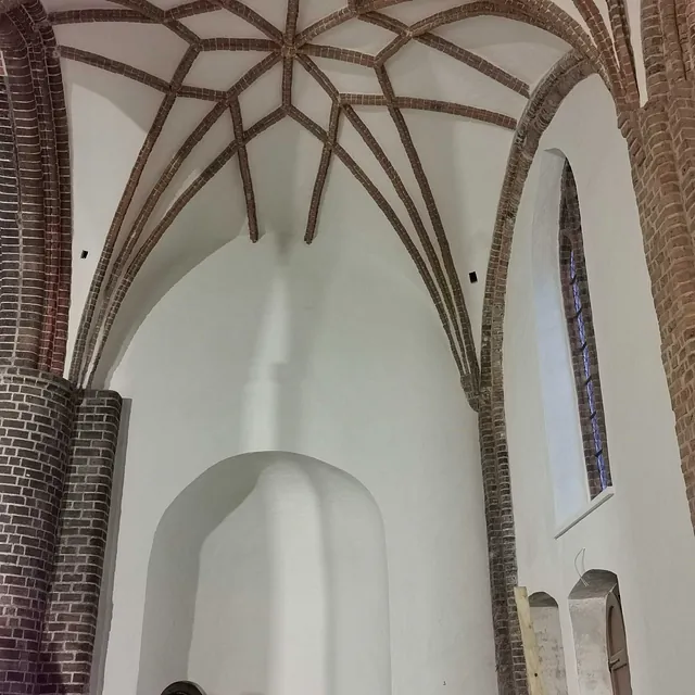 Ein fertiges Gewölbe mit Sternenmuster in einer renovierten Kirche.